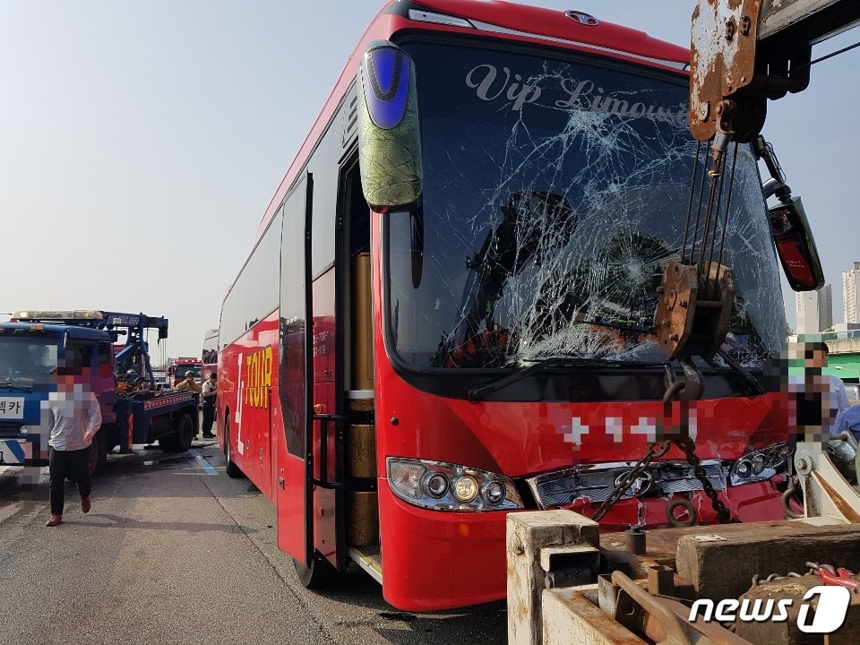 28일 오전 9시6분께 경부고속도로 서울방향 신갈IC부근에서 관광버스 3중 추돌사고가 발생해 36여명이 부상을 입었다.(경기도소방재잔보눕 제공)ⓒ 뉴스1