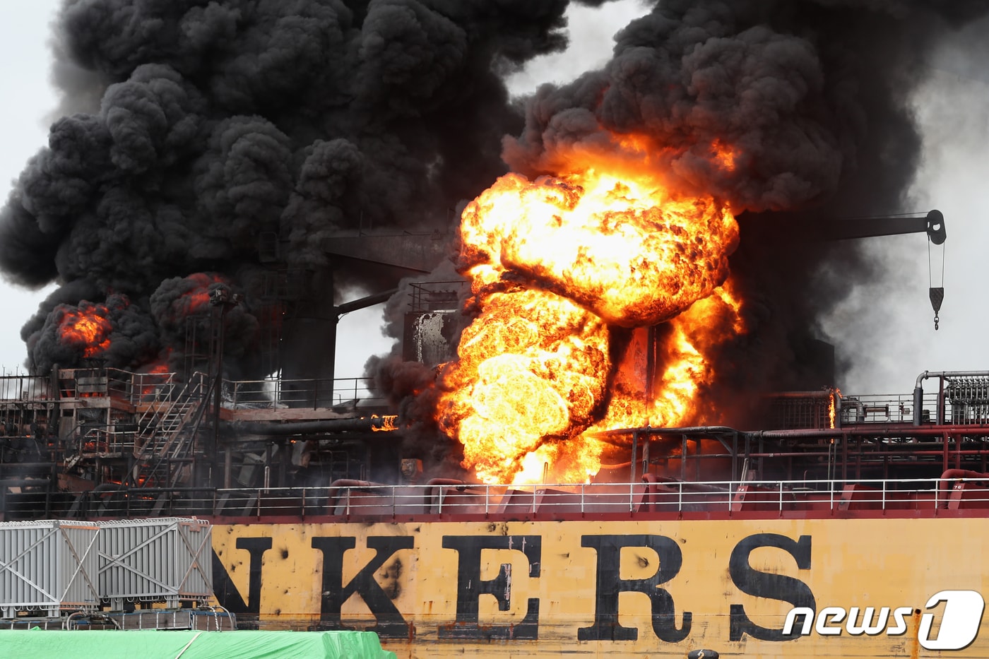 2019년 9월28일 오전 11시께 울산 동구 염포부두에서 정박 대기 중이던 석유제품 운반선에서 화재가 발생했다. 오후에도 불길이 잡히지 않아 소방당국이 화재진압을 벌이고 있다. 2019.9.28/뉴스1 ⓒ News1 윤일지 기자