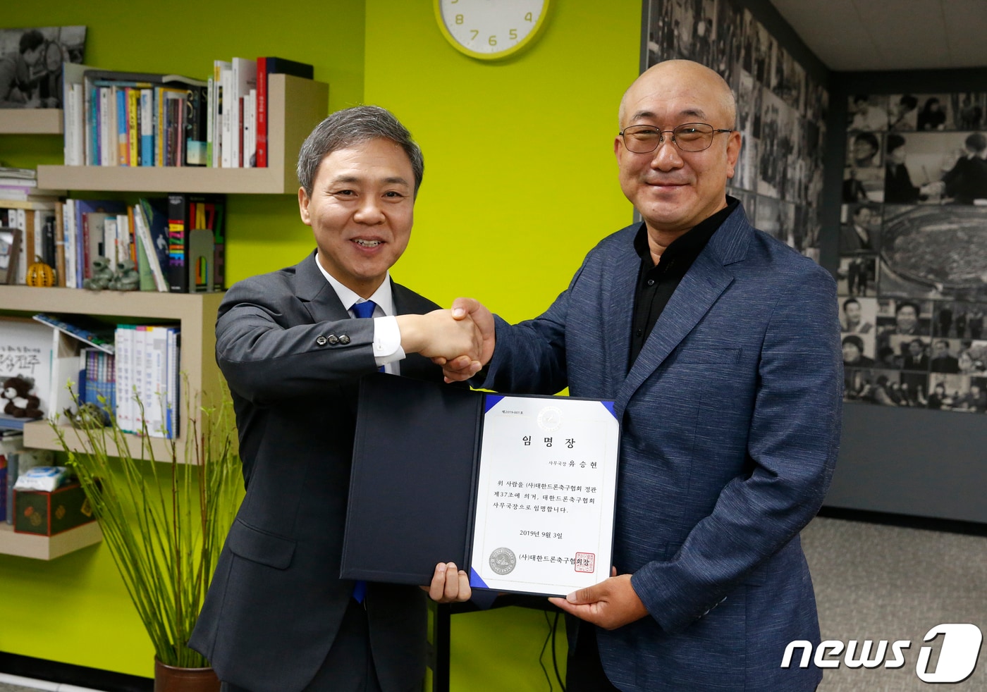 3일 전북 전주시청 시장실에서 김승수 전주시장(왼쪽)이 유승현 신임 대한드론축구협회 사무국장과 악수를 하고 있다.(전주시 제공) 2019.9.3 /뉴스1 ⓒ News1 김춘상 기자