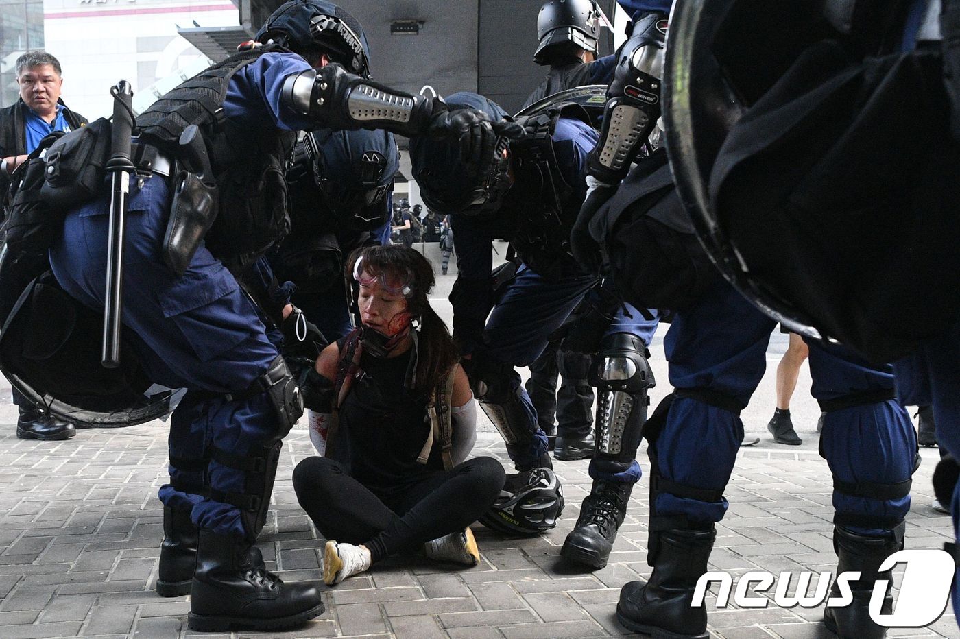 9월 29일 (현지시간) '우산 혁명' 5주년을 맞은 홍콩에서 진압 경찰이 여성 시위대를 체포하고 있다. ⓒ AFP=뉴스1 ⓒ News1 우동명 기자