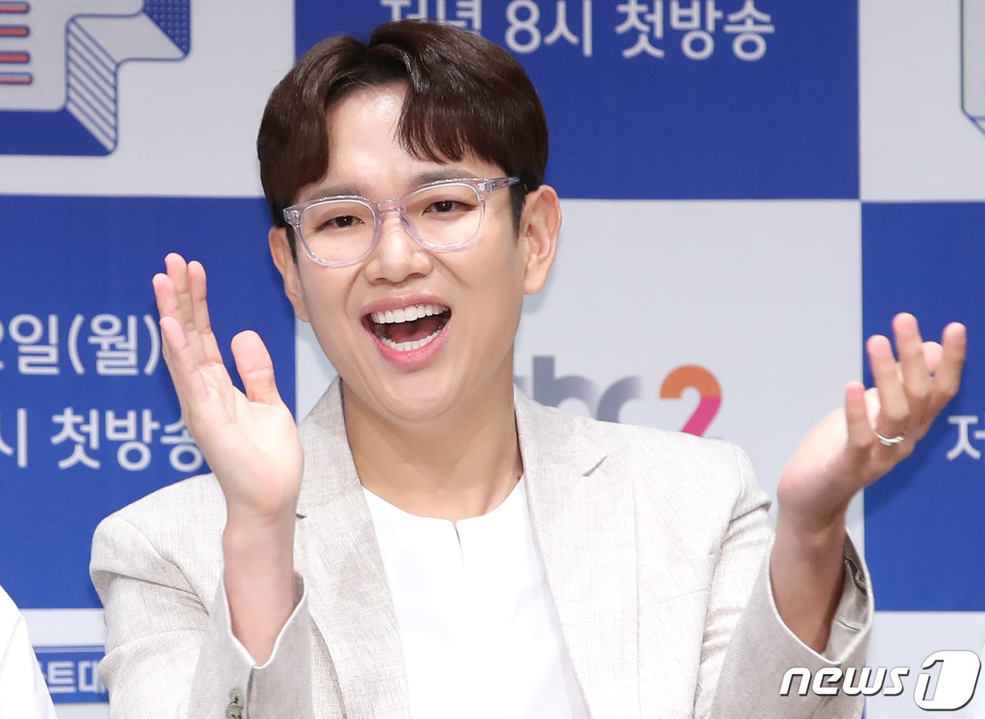 방송인 장성규가 4일 오전 서울 마포구 JTBC 사옥에서 열린 JTBC2 '호구의 차트' 제작발표회에 참석해 환한 미소를 짓고 있다. '호구의 차트'는 넘치는 정보 속 누구나 호구 되기 쉬운 세상에 사는 모든 호구들을 위해 오직 호구 시점으로 정리한 차트를 공개하는 프로그램이다. 2019.9.4/뉴스1 ⓒ News1 권현진 기자