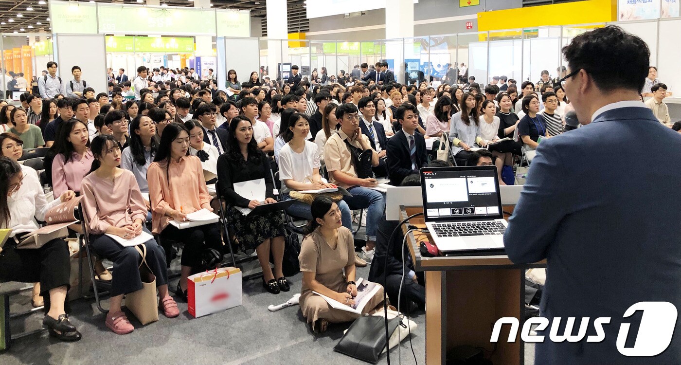 한미약품이 하반기 채용을 앞두고 지난 3일 제약바이오산업 채용박람회서 기업설명회 및 멘토링을 진행했다. ⓒ 뉴스1