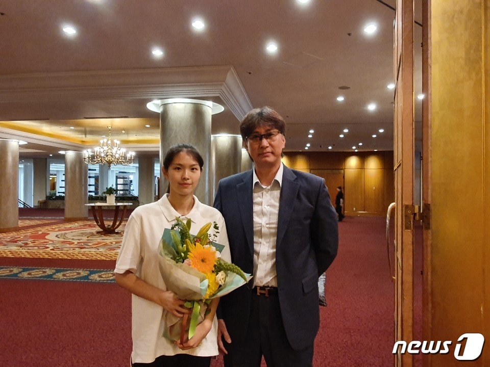 4라운드 1순위로 흥국생명에 지명된 이유안과 아버지 이상열 경기대 감독.ⓒ 뉴스1
