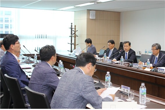 이재광 HUG 사장 주재로 경영진과 ‘HUG 경영혁신 자문단’이 참석한 ‘HUG 제3회 경영혁신 자문회의’가 개최되고 있다./사진제공=HUGⓒ 뉴스1