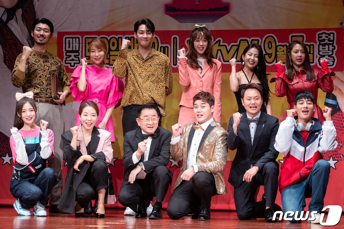 6일 서울 마포구 누리꿈스퀘어에서 열린 XtvN '최신유행 프로그램2' 제작발표회에서 출연진들이 포즈를 취하고 있다. 앞줄 왼쪽부터 반시계방향으로 아린, 정이랑, 이홍렬, 권혁수, 김민교, 강율, 예원, 김은정, 지예은, 강윤, 이세영, 박규남. 9월7일 밤 12시 첫 방송되는 XtvN '최신유행 프로그램2'는 tvN 롤러코스터와 SNL의 DNA를 계승하여 최신 트렌드와 유행코드를 다채로운 코너에 담아 시청자들의 공감과 재미를 이끌어내는 하이브리드 버라이어티 프로그램이다. 2019.9.6/뉴스1 ⓒ News1 유승관 기자