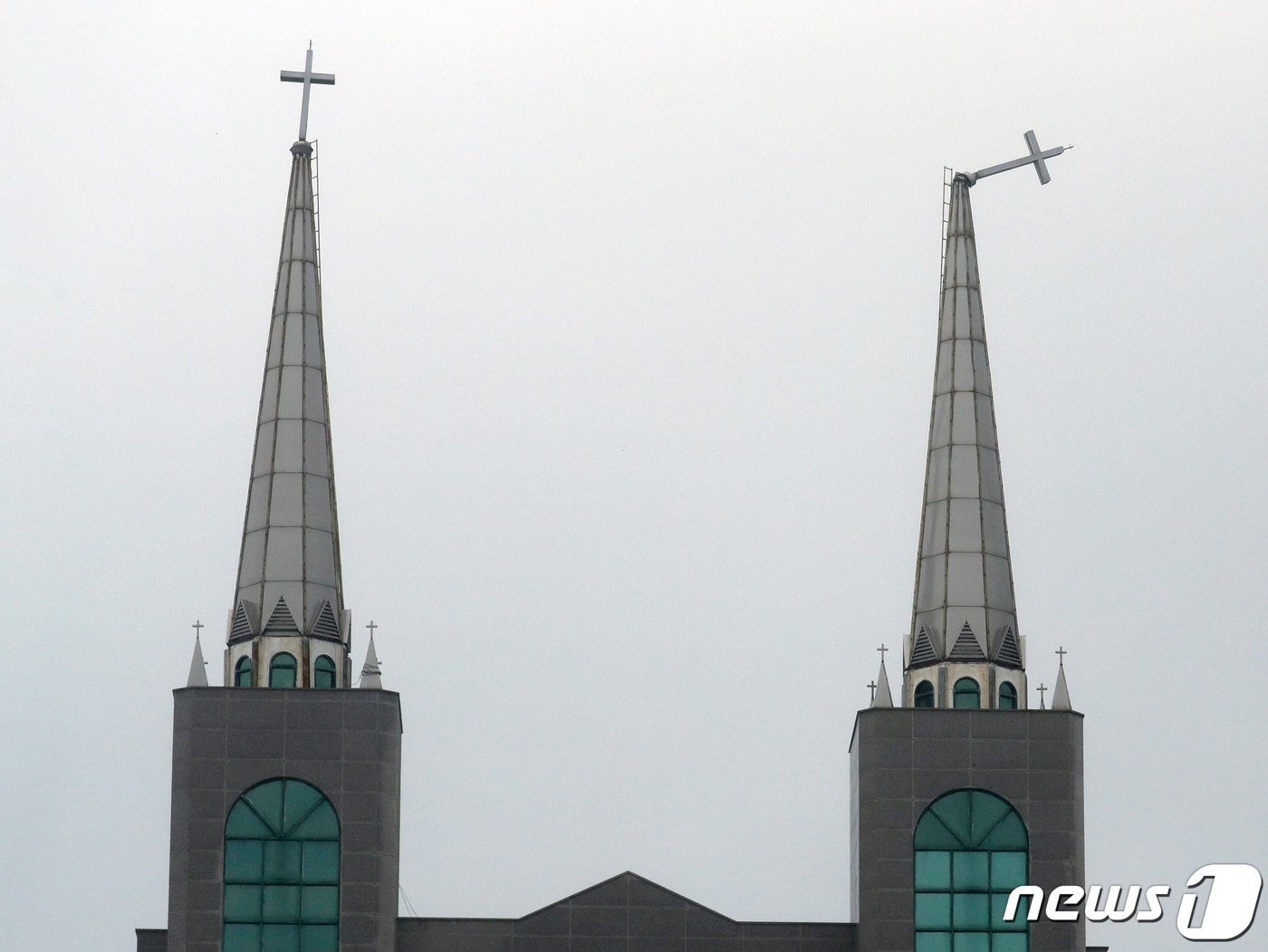 3일 대전·충남은 대체로 흐린 가운데 오후 들어 대부분의 지역에 강한 바람이 불 것으로 예보됐다. 충남 태안군 한 교회 십자가가 강풍에 휘어져 있다. (자료사진) /뉴스1 