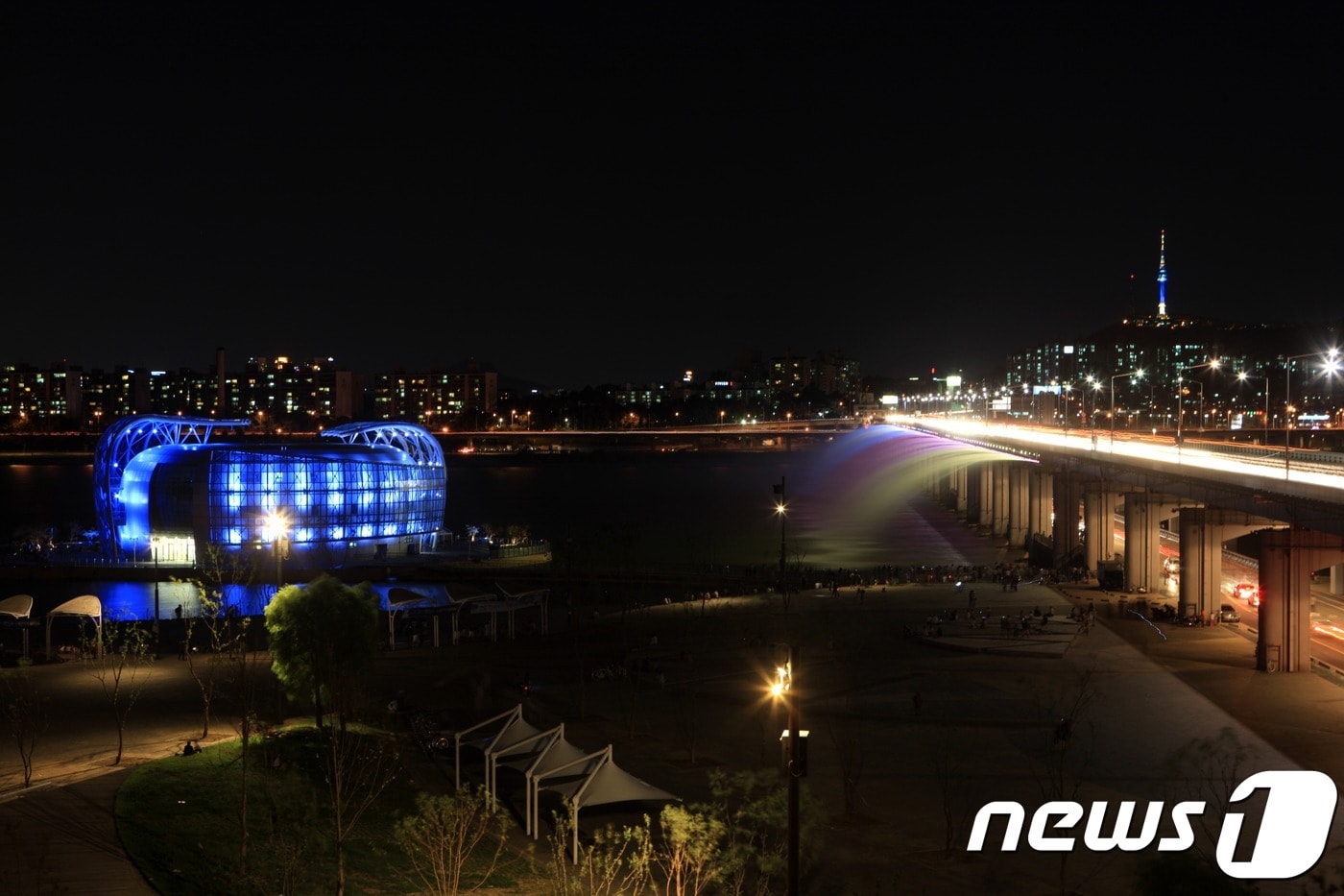 반포대교 달빛무지개분수와 세빛섬 야경.(서울시 제공) ⓒ 뉴스1