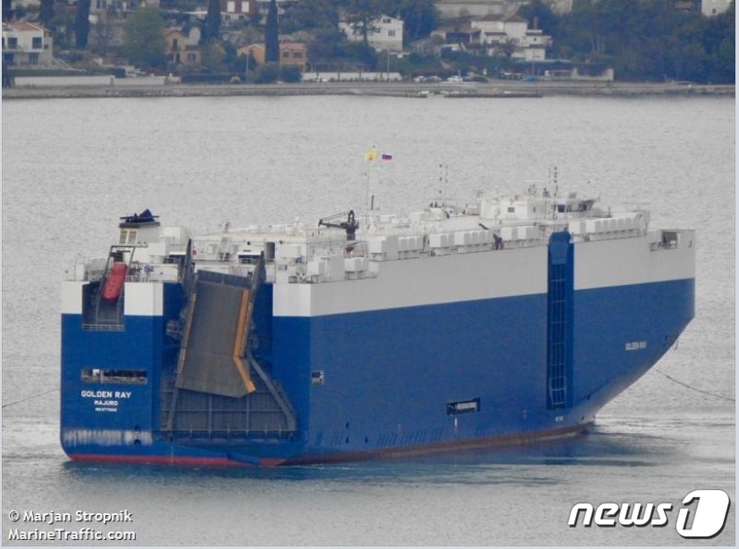 현대글로비스 차량 및 트럭운반선 골든레이호.(마린트래픽 화면 갈무리) ⓒ News1 조재현 기자