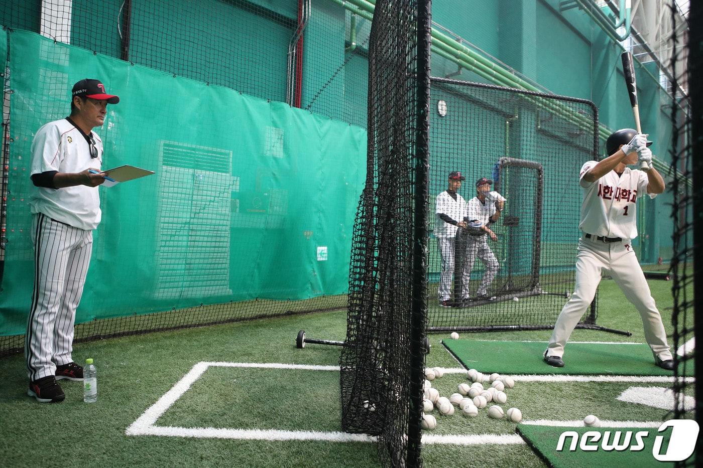 9일 경기도 이천시 LG 이천챔피언스파크에서 진행된 '2019 LG트윈스 신고선수 입단 테스트'에서 이종범 코치가 타자들의 타격을 지켜보고있다. (LG트윈스 제공) 2019.9.9/뉴스1