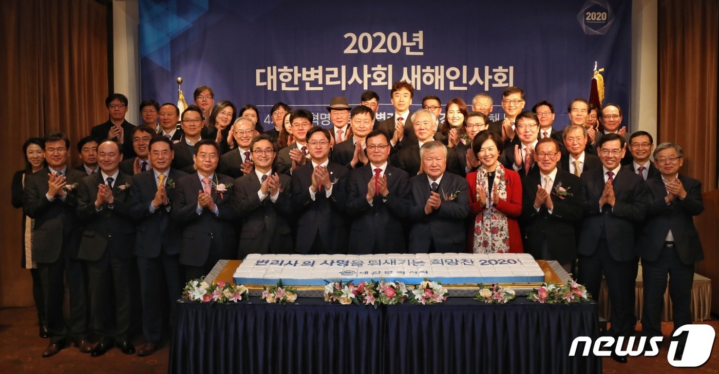 박원주 특허청장(앞줄 왼쪽 다섯번째), 오세중 대한변리사회장(앞줄 왼쪽 일곱번째), 강병원 국회의원(앞줄 왼쪽 여섯번째), 김호원 특우회 회장(앞줄 왼쪽 네번째), 고준호 한국발명진흥회 부회장(앞줄 왼쪽 두번째), 김태만 한국특허전략개발원장(앞줄 왼쪽 열한번번째), 강경호 특허정보원장(둘째줄 왼쪽 아홉번째), 이인실 한국여성발명협회장(앞줄 왼쪽 아홉번째) 등 주요인사들이 기념촬영을 하고 있다. ⓒ 뉴스1