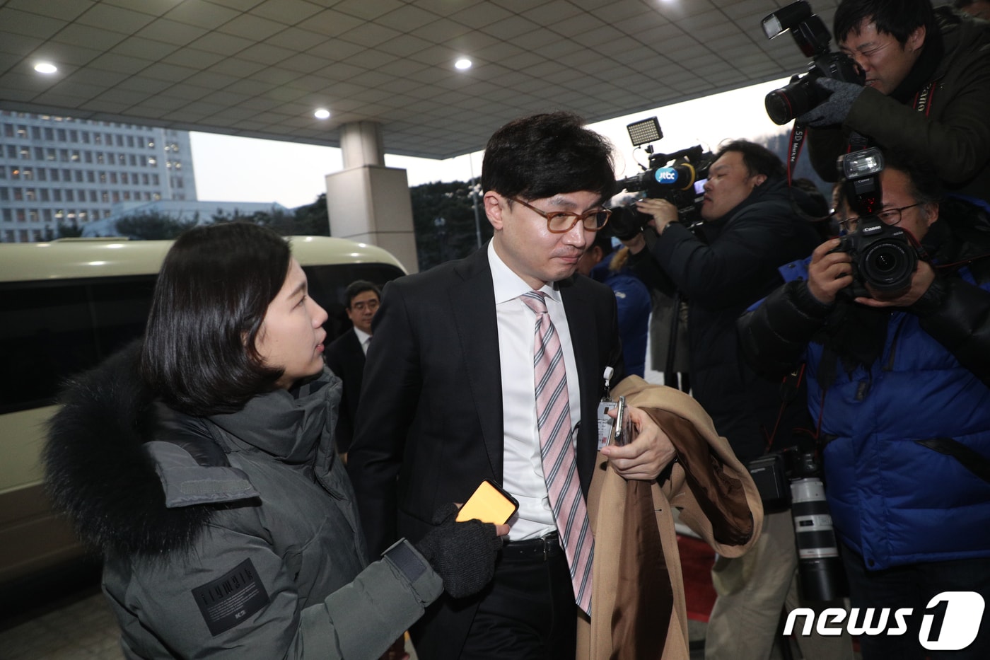 2020년 1월 10일 부산고등검찰청 차장으로 좌천성 발령이 난 한동훈 대검찰청 반부패·강력부장이 서울 서초구 대검찰청에서 열린 고위간부 전출식 참석을 위해 청사로 들어서고 있다. 2020.1.10/뉴스1 ⓒ News1 DB