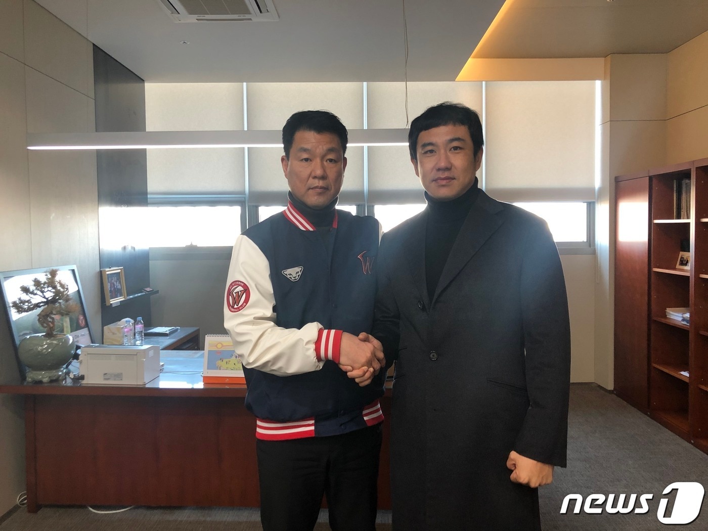 김강민(오른쪽)이 SK 와이번스와 FA 계약을 체결했따(SK 와이번스 제공). ⓒ 뉴스1