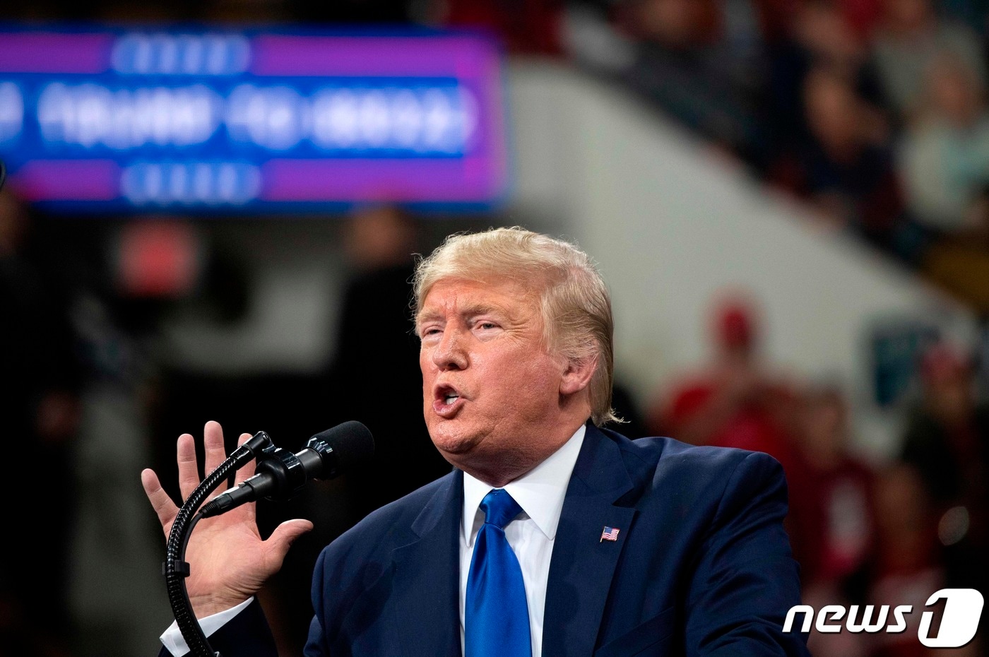 도널드 트럼프 미국 대통령이 14일(현지시간) 미국 위스콘신주 밀워키 선거유세 현장에서 거셈 솔레이마니 이란군 사령관을 두고 '개XX'라고 발언했다. ⓒ AFP=뉴스1