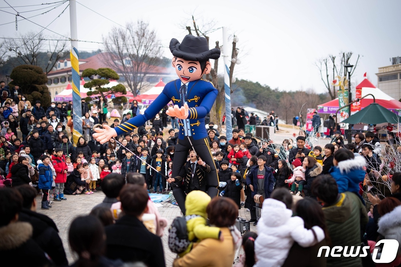 전남 해남군이 설 연휴기간 군에서 운영하는 관광지 전체를 무료 개방한다. 해남공룡박물관 공연모습.ⓒ 뉴스1