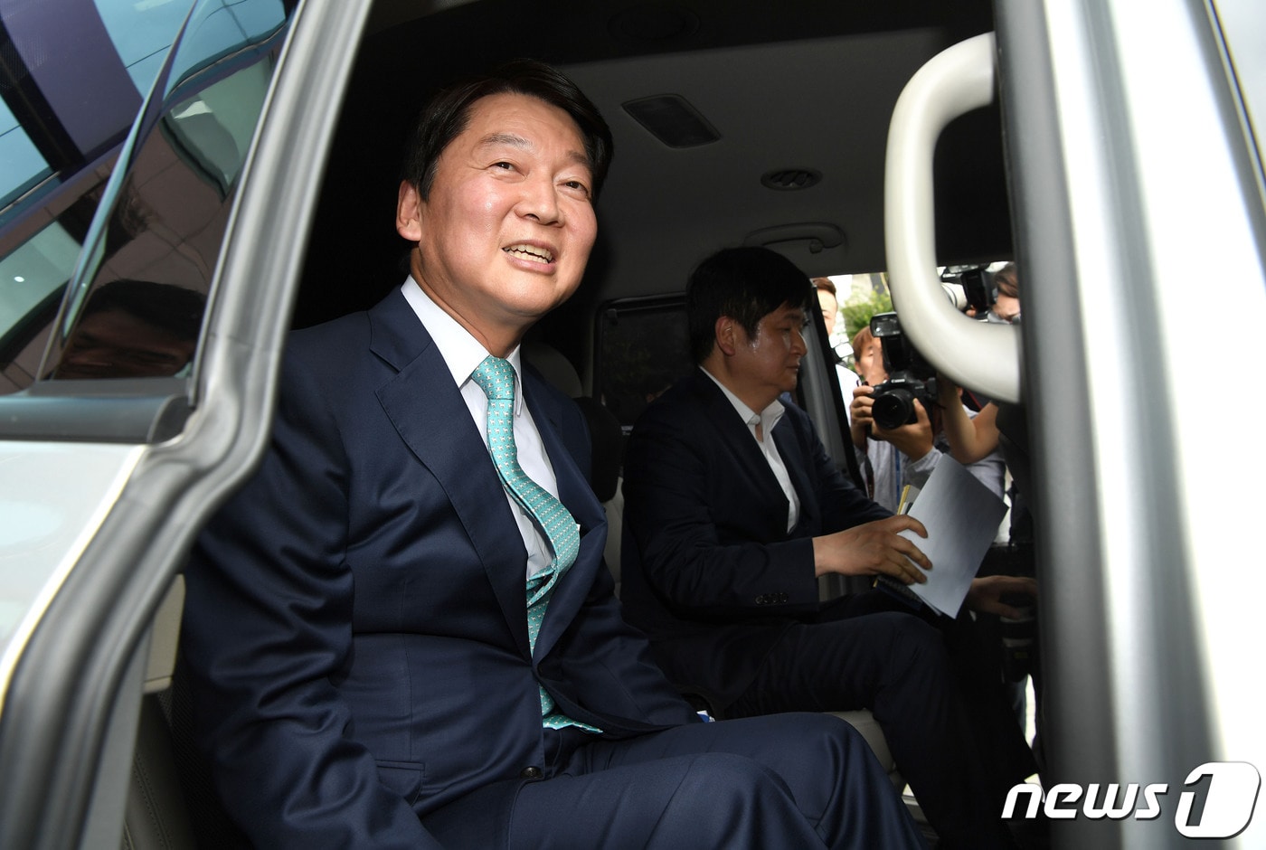 사진은 안 전 대표가 2018년 12월 12일 서울 여의도의 한 카페에서 정계은퇴 기자간담회를 마친 후 차에 타고 있는 모습.(뉴스1 DB)2020.1.2/뉴스1