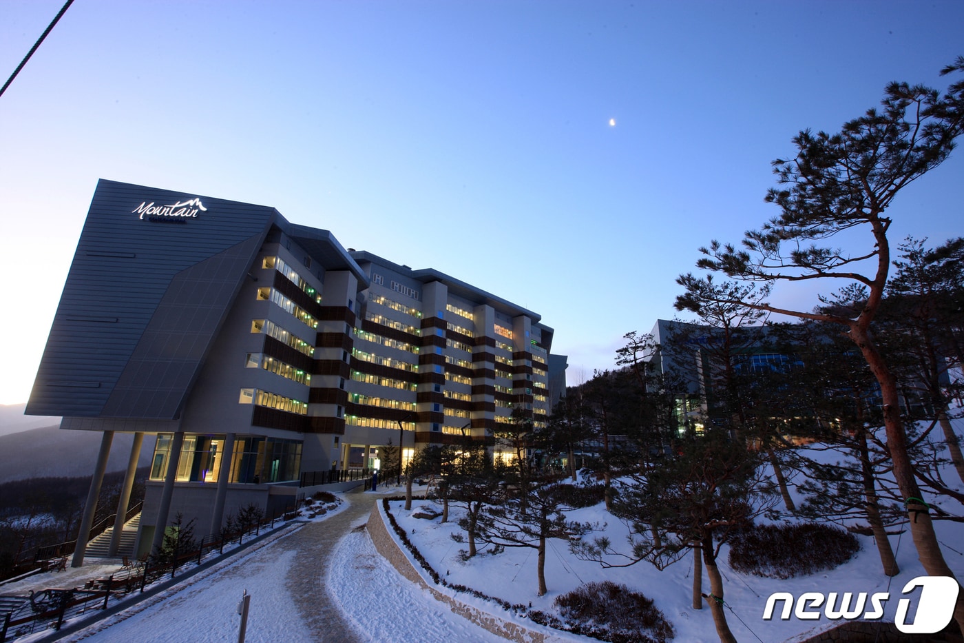 하이원 리조트가 24일부터 26일까지 설 연휴 기간 이용할 수 있는 호텔 및 콘도 패키지 상품 3종을 출시했다. 하이원 마운틴 콘도 겨울 야경 ⓒ News1