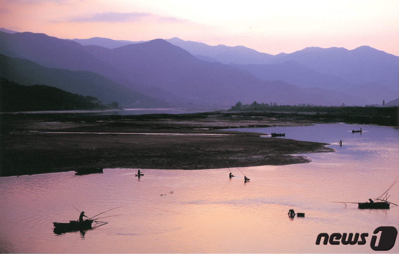 섬진강 재첩잡이 손틀어업(사진)의 오는 6월 세계중요농업유산 등재 작업이 추진된다. 하동군 제공. ⓒ 뉴스1