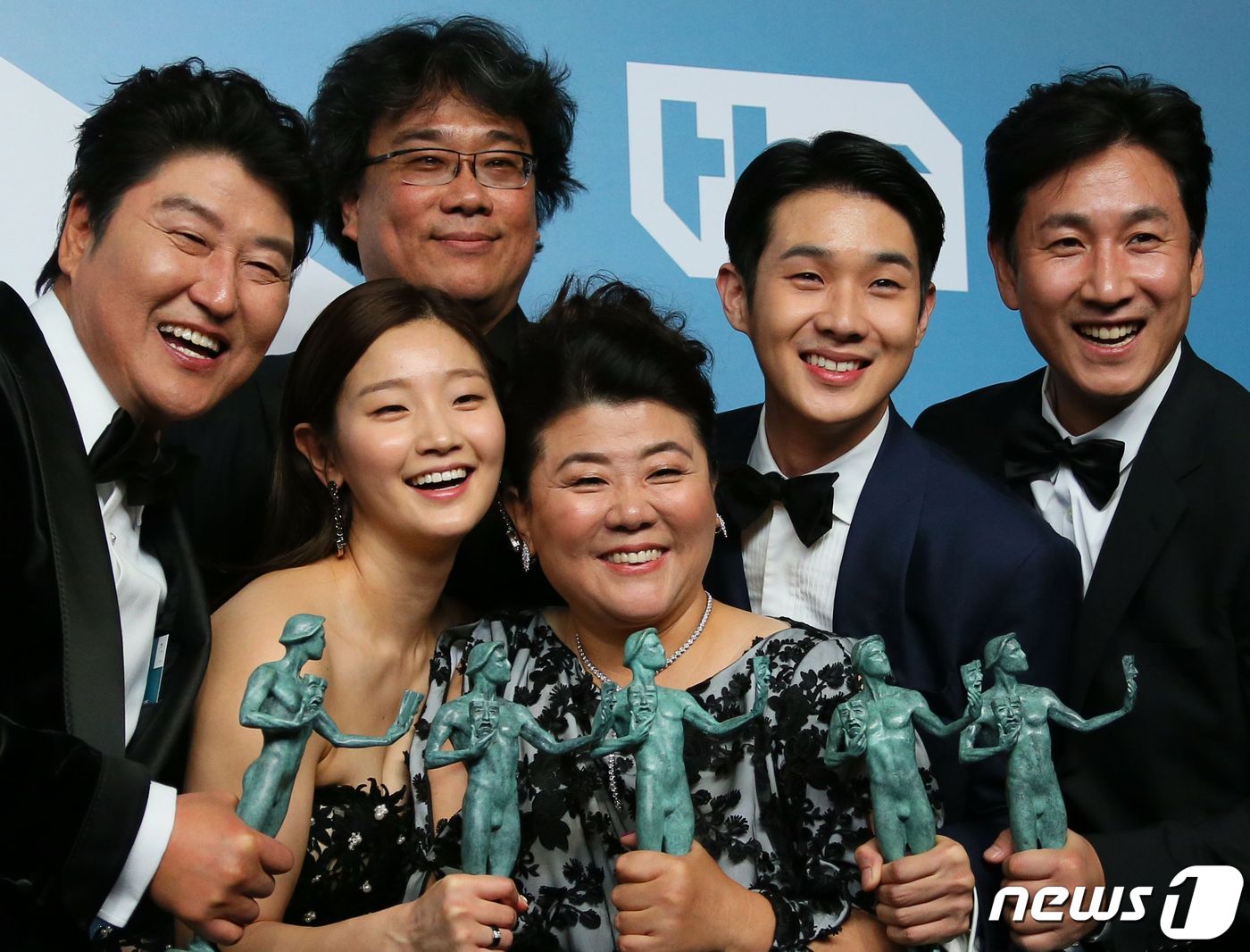 영화 '기생충'의 봉준호 감독과 배우 송강호, 박소담, 최우식, 이정은, 이선균이 19일(현지시간) 캘리포니아주 로스앤젤레스에서 열린 제26회 연례 미국배우조합(SAG) 시상식에서 작품상에 해당하는 '아웃스탠딩 퍼포먼스 바이 캐스트 인 모션픽처' 트로피를 들고 기뻐하고 있다. ⓒ AFP=뉴스1 ⓒ News1 우동명 기자