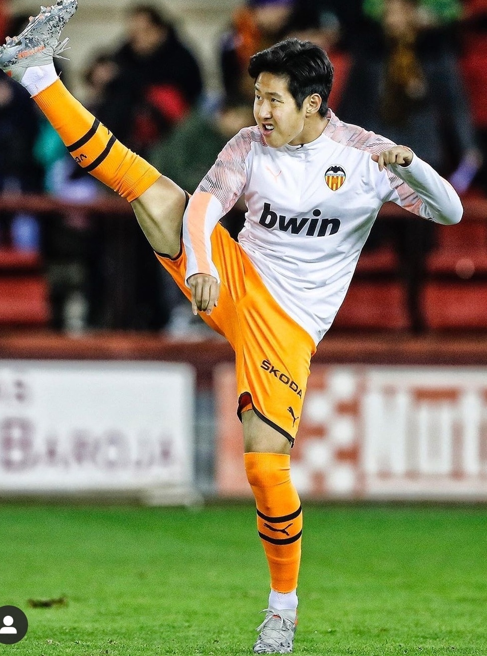 경기 전 몸을 풀고 있는 이강인. (발렌시아 SNS 캡처)ⓒ 뉴스1