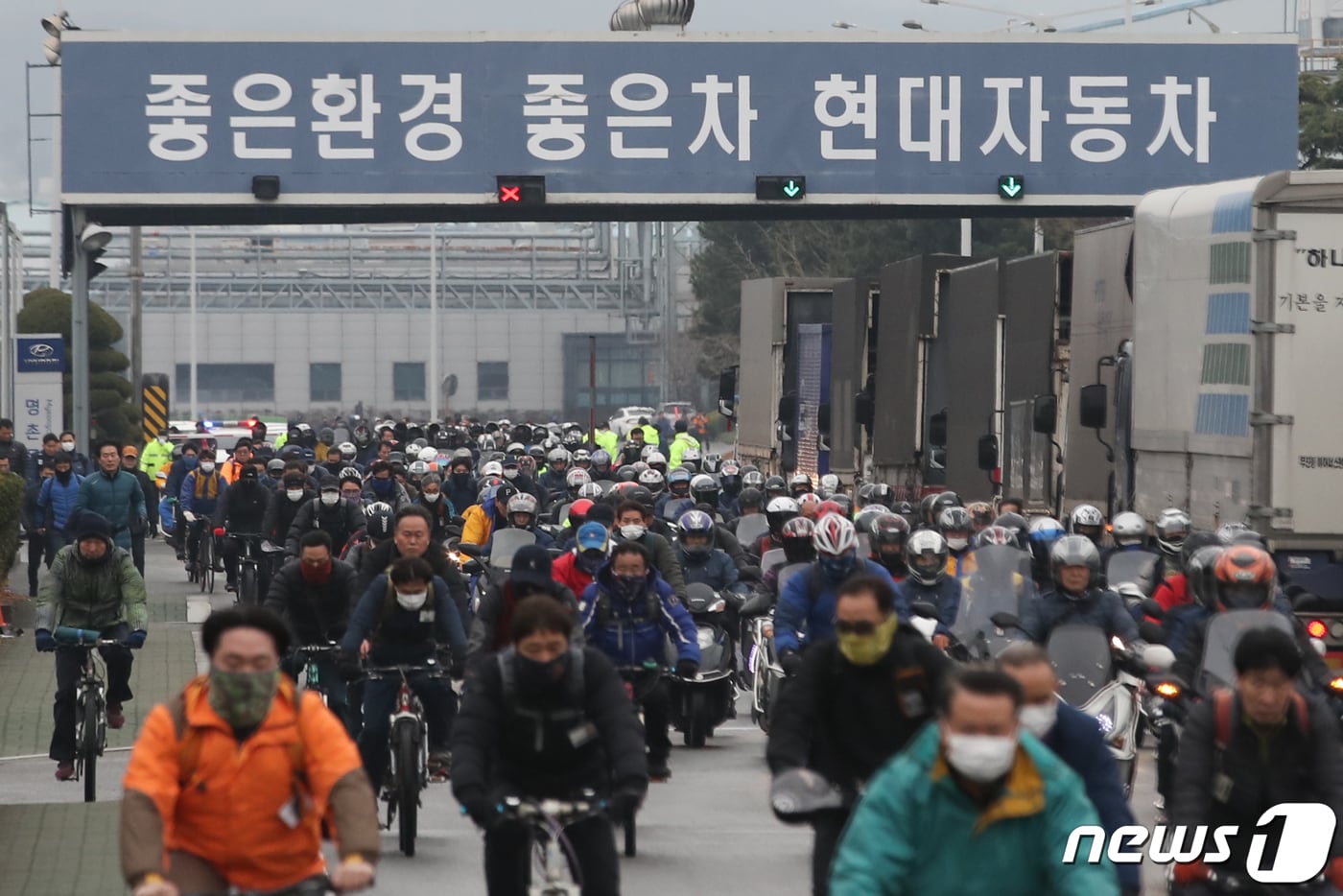 23일 울산 북구 현대자동차 울산공장 오전 출근조 노동자들이 명촌정문을 통해 퇴근하고 있다. 현대차 울산공장은 24일부터 28일까지 5일간 설 연휴에 들어간다. 2020.1.23/뉴스1 ⓒ News1 윤일지 기자
