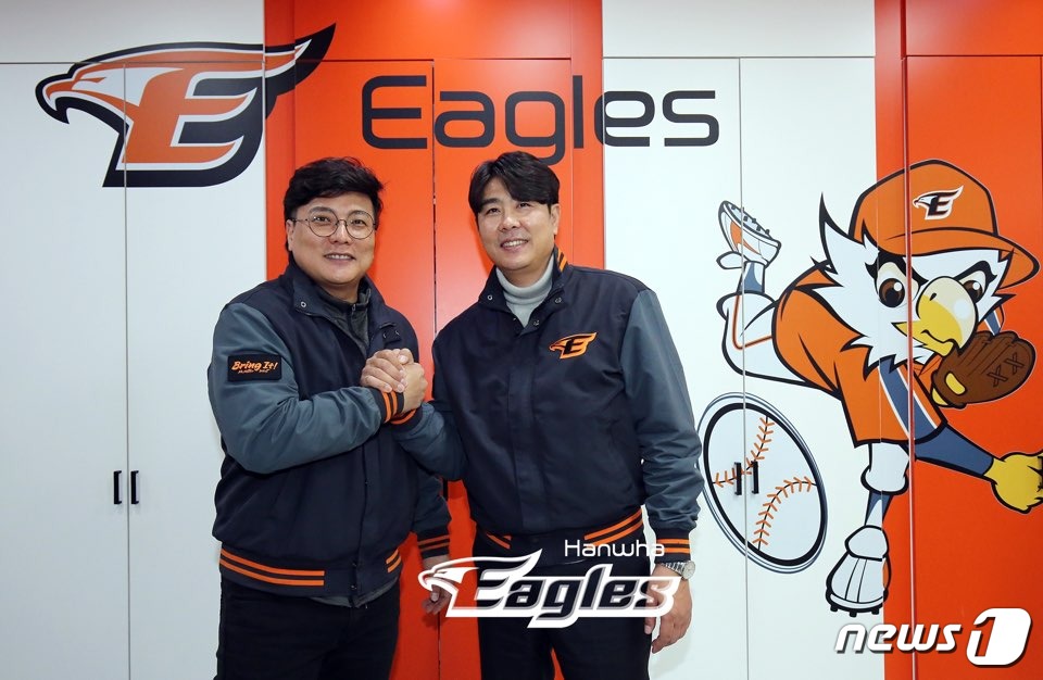 김태균이 한화 이글스와 FA 계약을 체결한 뒤 정민철 단장과 악수하고 있다. (한화 이글스 제공) ⓒ 뉴스1