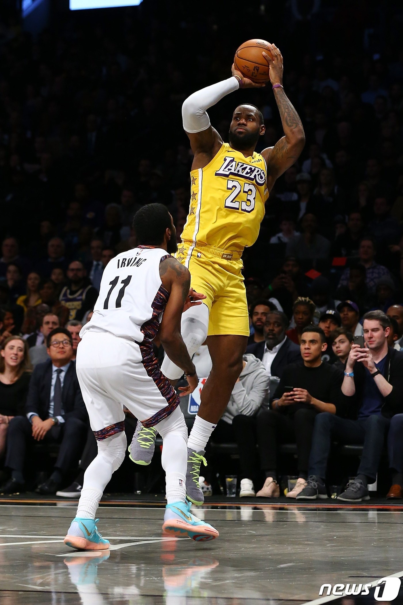 LA 레이커스 르브론 제임스가 24일(한국시간) 미국 뉴욕주 바클레이스센터에서 열린 2019-20 미국프로농구(NBA) 브루클린과 원정 경기에서 트리플더블을 작성하며 팀 승리를 견인했다.ⓒ AFP=뉴스1