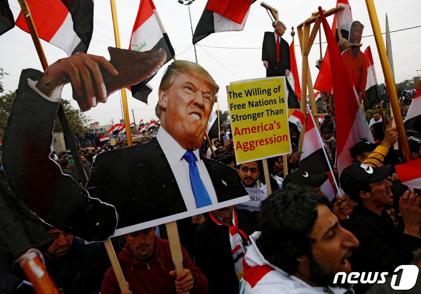 이라크 바그다드에서 24일(현지시간) 수천명이 미군 철수를 요구하며 시위를 벌였다. ⓒ 로이터=뉴스1