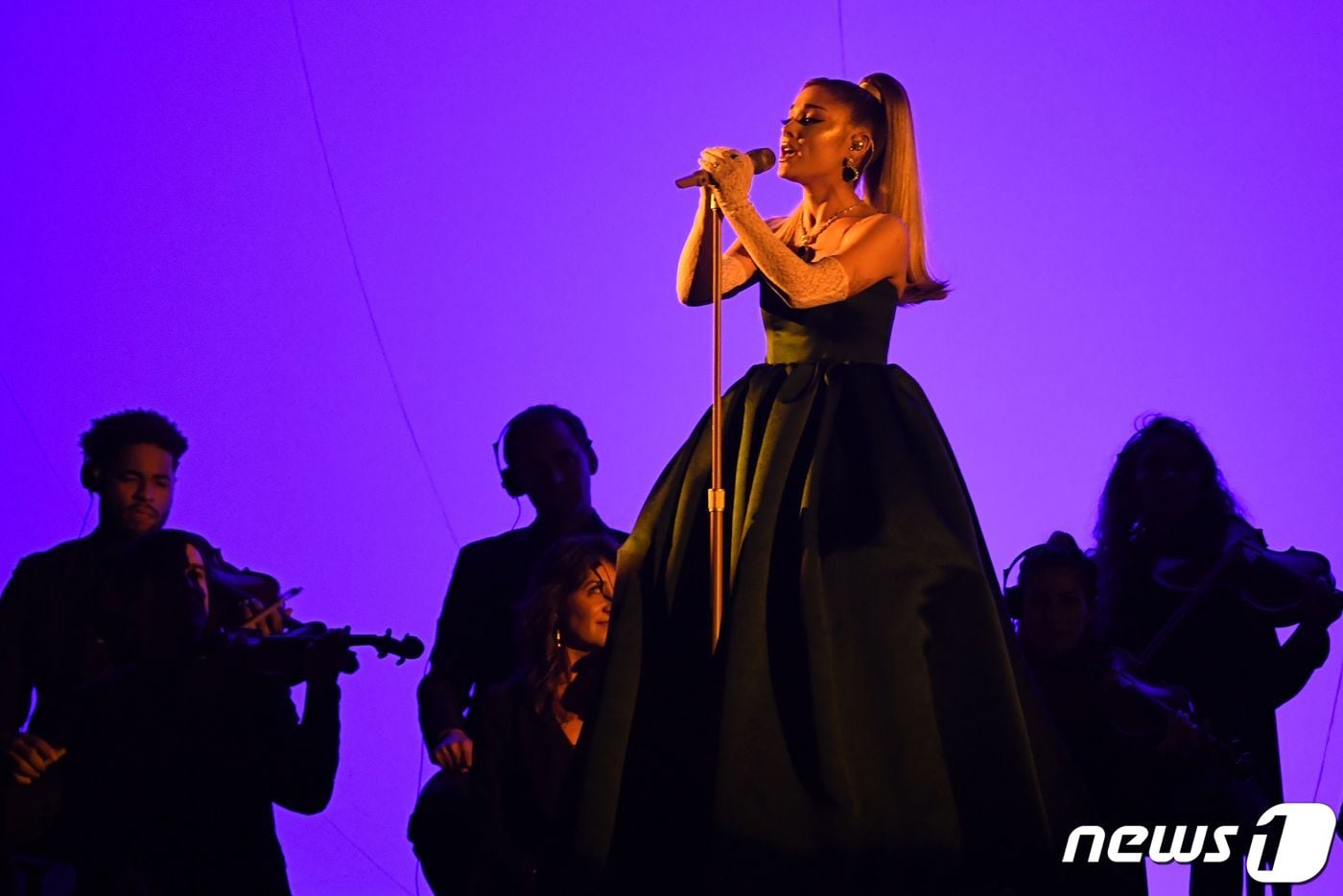 그래미 어워드 무대를 펼치는 아리아나 그란데 ⓒ AFP=뉴스1