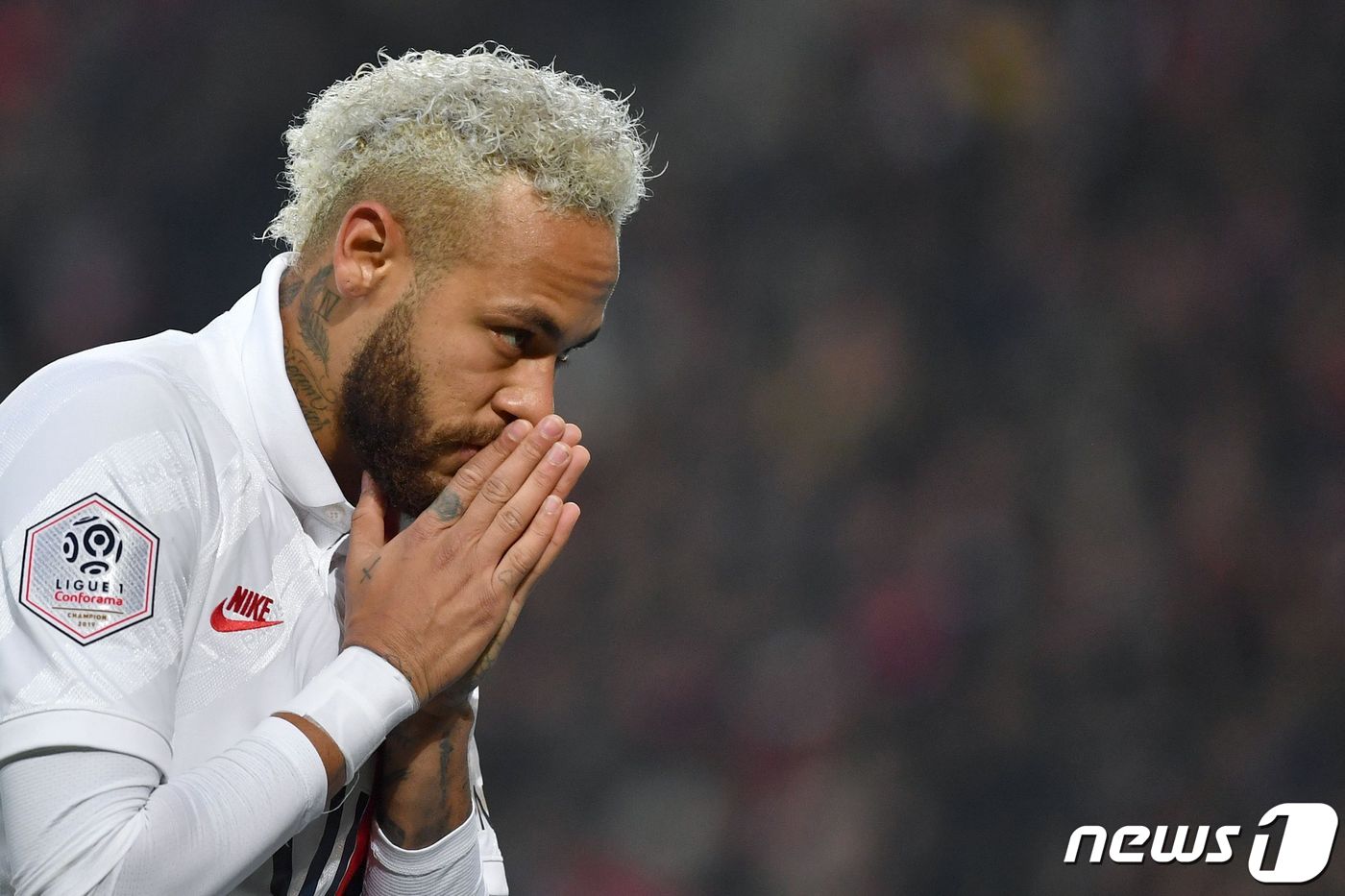 PSG의 네이마르가 릴과의 원정경기 후반 PK를 성공시킨 후 코비 브라이언트를 추모하는 세리머니를 펼치고 있다. ⓒ AFP=뉴스1