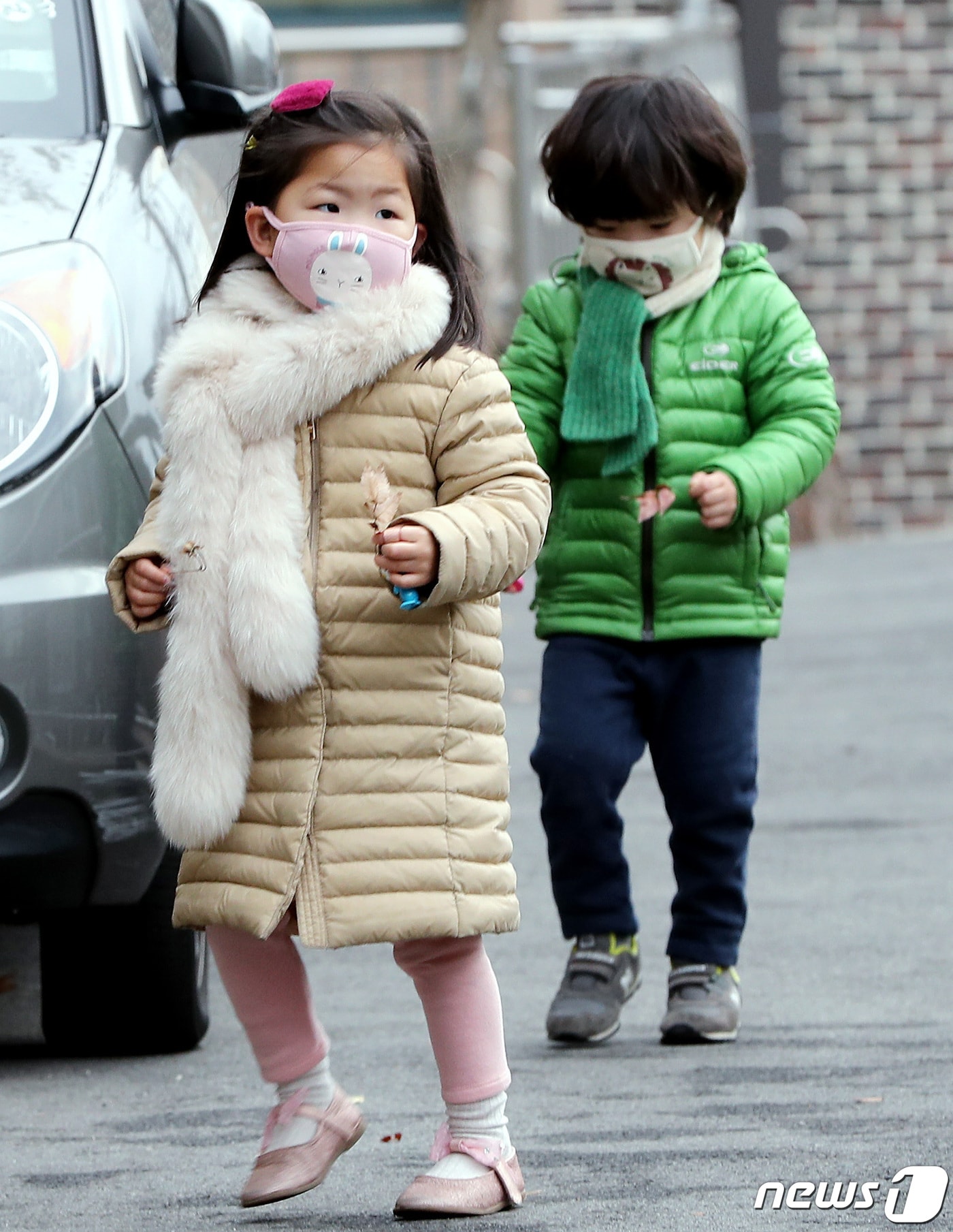 28일 오전 서울 종로구의 한 어린이집 원생들이 우한폐렴(신종 코로나바이러스 감염증) 예방을 위해 마스크를 쓰고 등원하고 있다. / 뉴스1 ⓒ News1 박정호 기자
