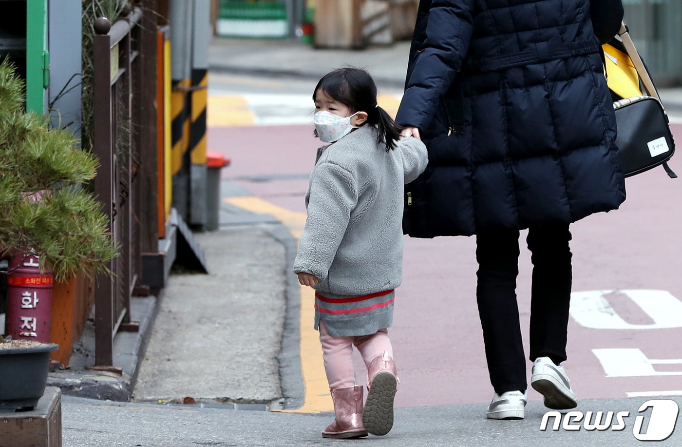 28일 오전 서울 종로구의 한 어린이집 원생들이 마스크를 쓰고 등원하고 있다. (사진은 기사 내용과 무관함) / 뉴스1 ⓒ News1