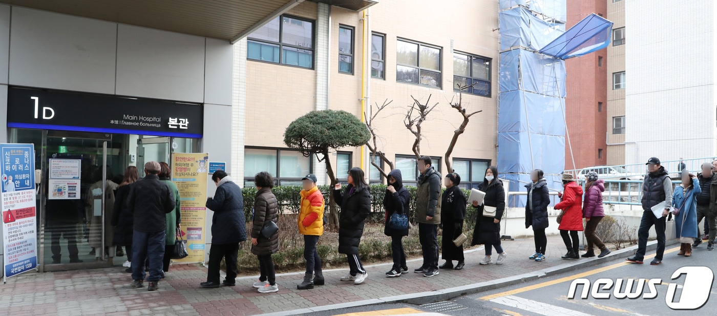 한 대형 병원이 우한폐렴(신종 코로나바이러스) 확산 방지를 위해 출입구를 통제하고 방문자들에 대해 체온 측정을 실시하고 있다. 환자 및 방문자들이 체온을 측정하기 위해 길게 줄지어 기다리고 있다. 2020.1.28 /뉴스1 ⓒ News1 김기태 기자