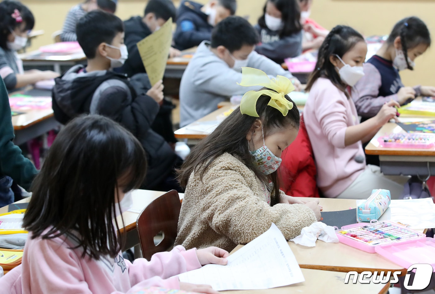 정부가 중국발 '우한 폐렴(신종 코로나바이러스 감염증)' 관련 감염병 위기경보 단계를 '경계'로 상향 조정한 가운데 28일 개학한 대구의 한 초등학교 교실에서 학생들이 수업시간에 마스크를 쓰고 있다. 2020.1.28/뉴스1 ⓒ News1 공정식 기자