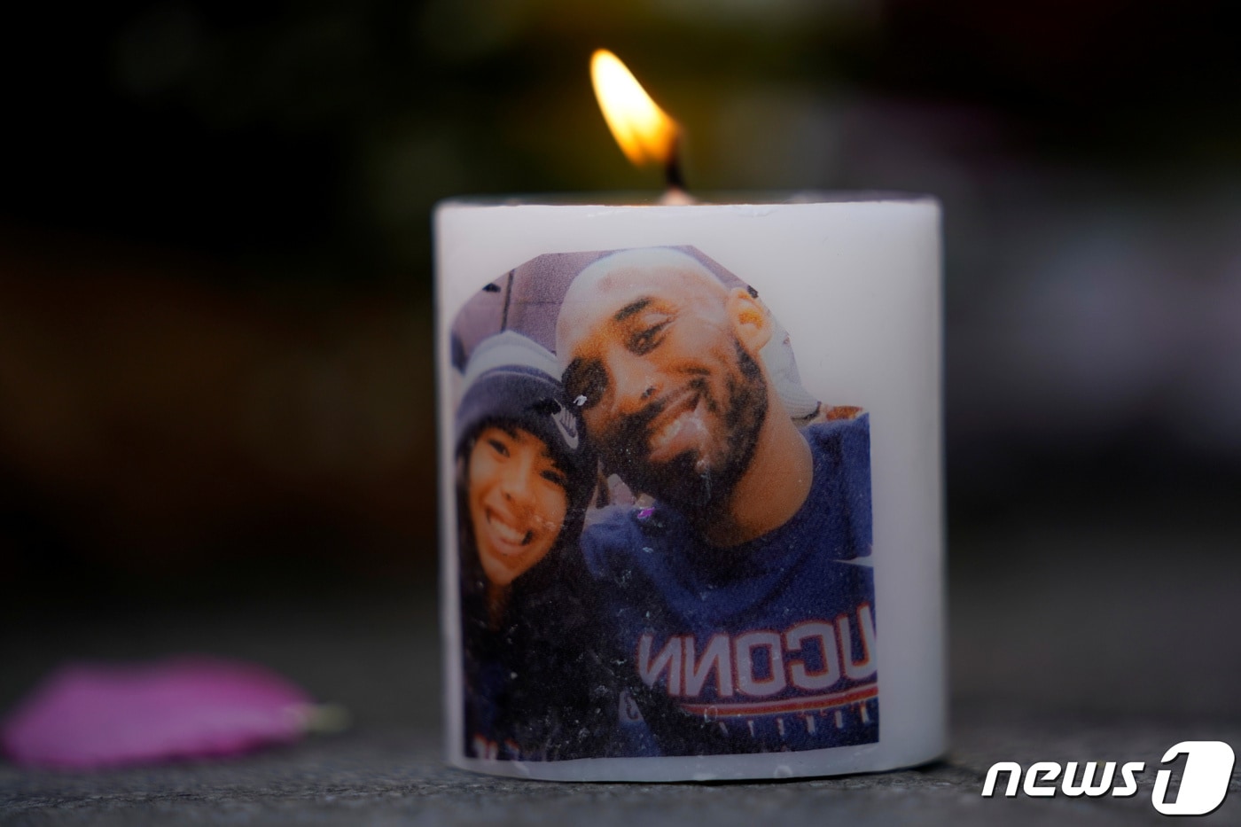 미국 프로농구 팬들이 코비 브라이언트와 그의 딸 지아나가 담긴 사진을 초에 붙이고 추모하고 있다.ⓒ 로이터=뉴스1 ⓒ News1 정수영 기자