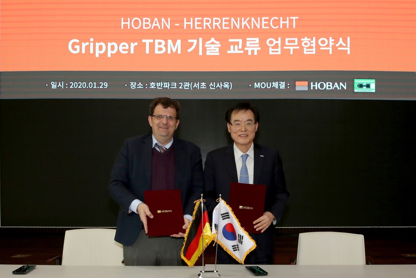 헤렌크네히트 아시아 지역본부 니콜라스 추버(Nicolas Zuber) 대표이사(사진 왼쪽)와 호반산업 김진원 사장./사진제공=호반그룹ⓒ 뉴스1
