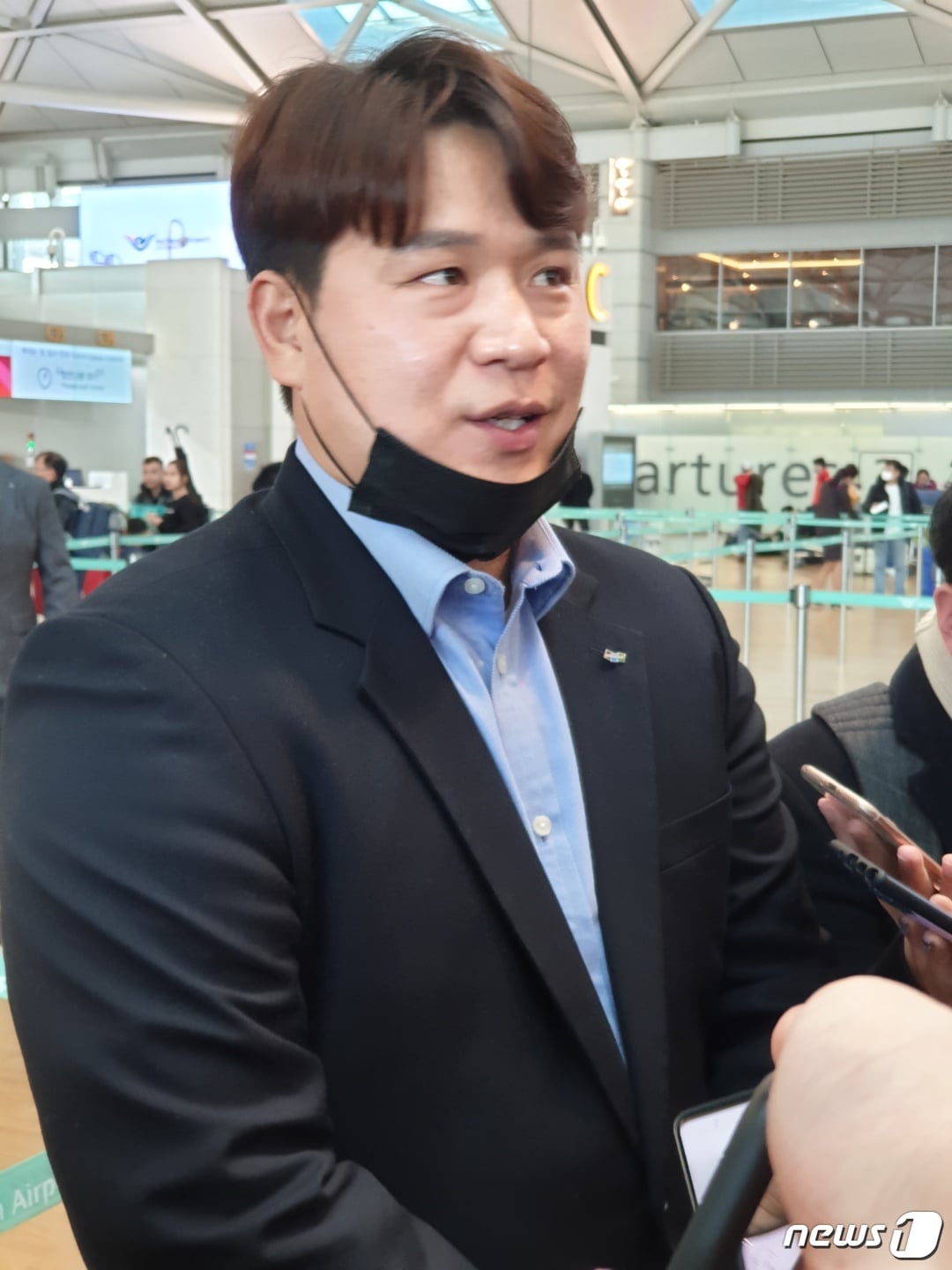 두산 베어스 정상호가 30일 인천공항에서 스프링캠프 출국을 앞두고 인터뷰하고 있다. ⓒ 뉴스1