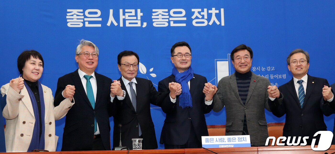 5일 오후 더불어민주당 인재영입위원회가 21대 총선을 앞두고 네번째 영입인재로 발표한 소병철 교수가 서울 여의도 국회에서 열린 인재영입 발표식에서 이해찬 대표, 윤호중 사무총장등과 손을 맞잡고 '총선필승'을 외치고 있다. 검사장 출신의 소병철 교수는 '통합과 화합, 의회주의' 에 원칙을 갖고 정치활동을 시작하겠다고 말했다.2020.1.5/뉴스1 ⓒ News1 이종덕 기자