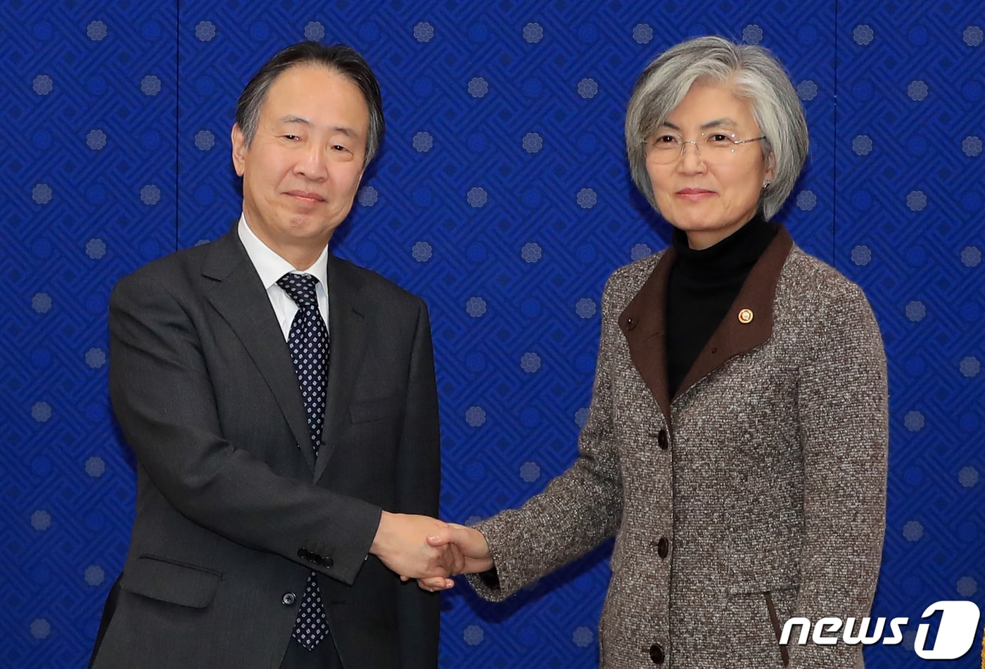 강경화 외교부 장관이 7일 오후 서울 세종로 외교부 청사에서 도미타 고지(富田浩司) 신임 주한 일본대사를 접견하고 있다. 2020.1.7/뉴스1 ⓒ News1 구윤성 기자