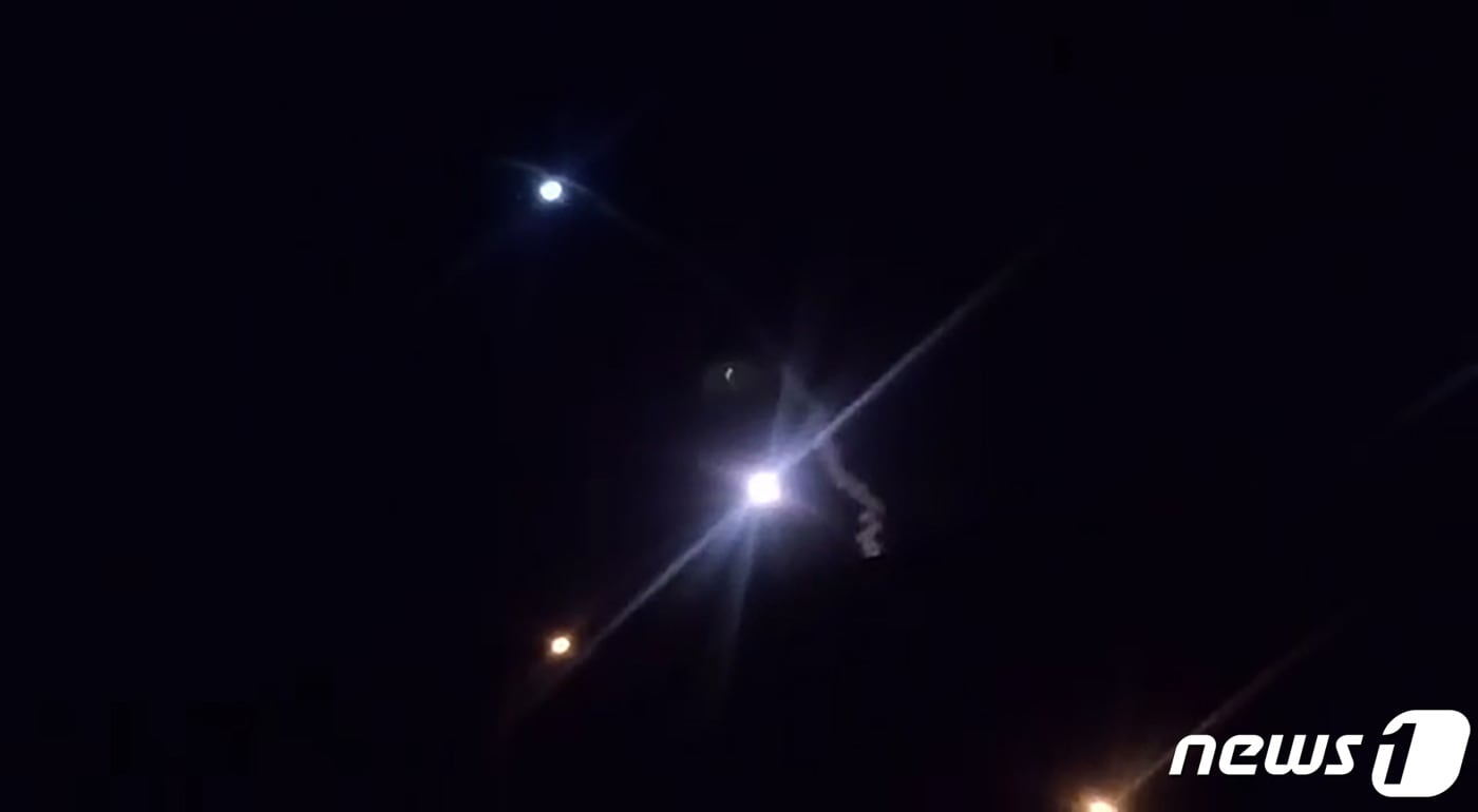 8일(현지시간)이란 이슬람 공화국 방송의 동영상에서 나온 이 사진은 이란에서 발사된 로켓이 이라크의 아인알 아사드에 있는 미군 공군 기지를 공격한 것으로 전해졌다.  ⓒ AFP=뉴스1 ⓒ News1 이동원 기자