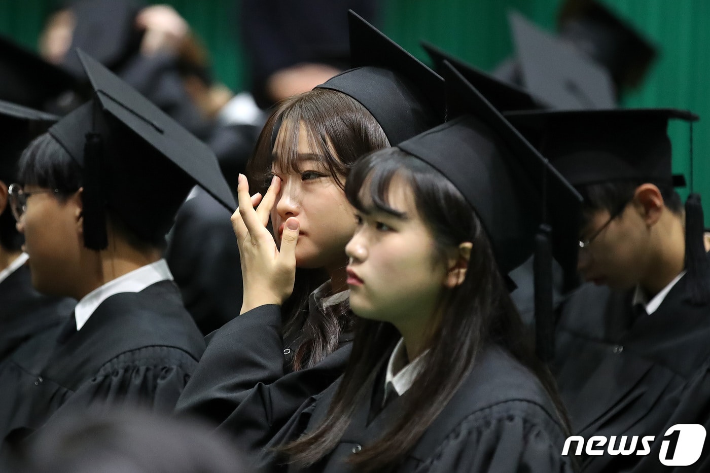 8일 오전 대구 달서구 죽전동 죽전중학교에서 열린 2019학년도 졸업식에서 학창시절을 추억하던 한 졸업생이 눈물을 훔치고 있다. 1983년 개교한 죽전중학교는 이날 제35회 졸업식을 맞아 마지막 졸업생 69명을 배출한 뒤 문을 닫게 된다. 신입생 모집에 어려움을 겪으면서 결국 37년의 역사를 마감하게 됐다. 2020.1.8/뉴스1 ⓒ News1 공정식 기자
