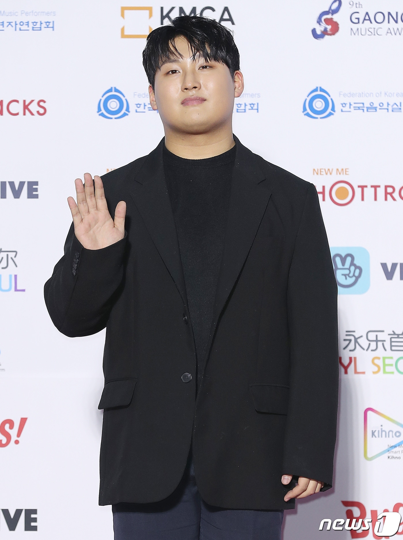 가수 임재현이 8일 오후 서울 송파구 올림픽로 잠실실내체육관에서 열린 제9회 가온차트 뮤직어워즈 포토콜 행사에 참석해 포즈를 취하고 있다. 2020.1.8/뉴스1 ⓒ News1 김진환 기자