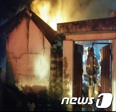 1일 오전 4시21분께 인천시 강화군 교동면 양갑리 A씨(78·남)의 단독주택에서 불이 났다는 신고가 119로 접수돼 신고를 받고 출동한 소방대원들이 진화작업을 하고 있다.(인천소방본부 제공)2020.10.1/뉴스1 ⓒ News1 박아론 기자