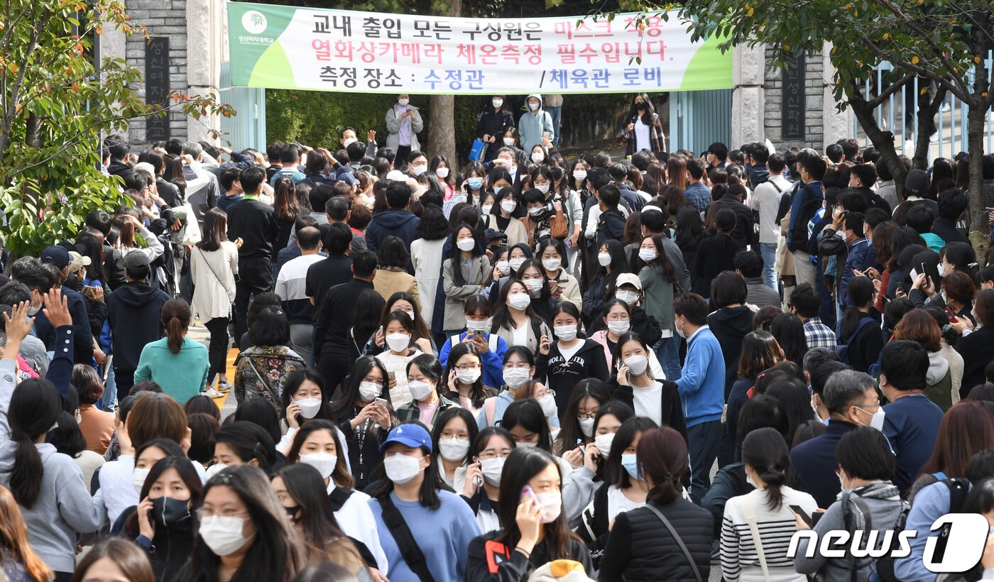 2021학년도 수시모집에서 논술고사를 마치고 나오는 수험생./뉴스1 ⓒ News1 허경 기자