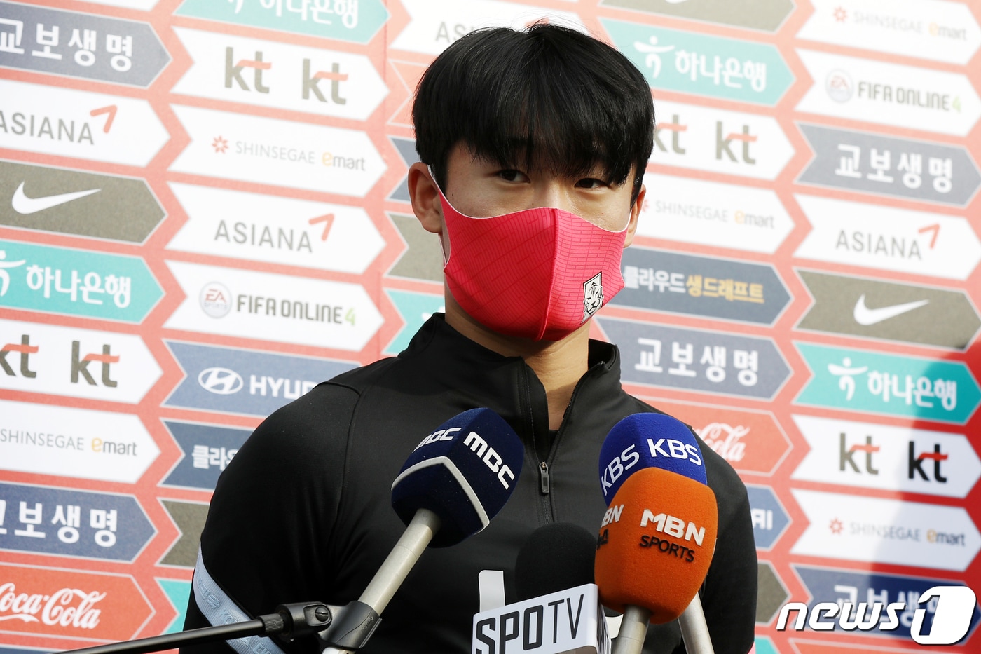 올림픽 축구대표팀(U-23대표팀) 엄원상이 11일 오후 경기 파주 NFC(축구국가대표 트레이닝센터)에서 훈련에 앞서 인터뷰를 하고 있다. 2020.10.11/뉴스1 ⓒ News1 민경석 기자