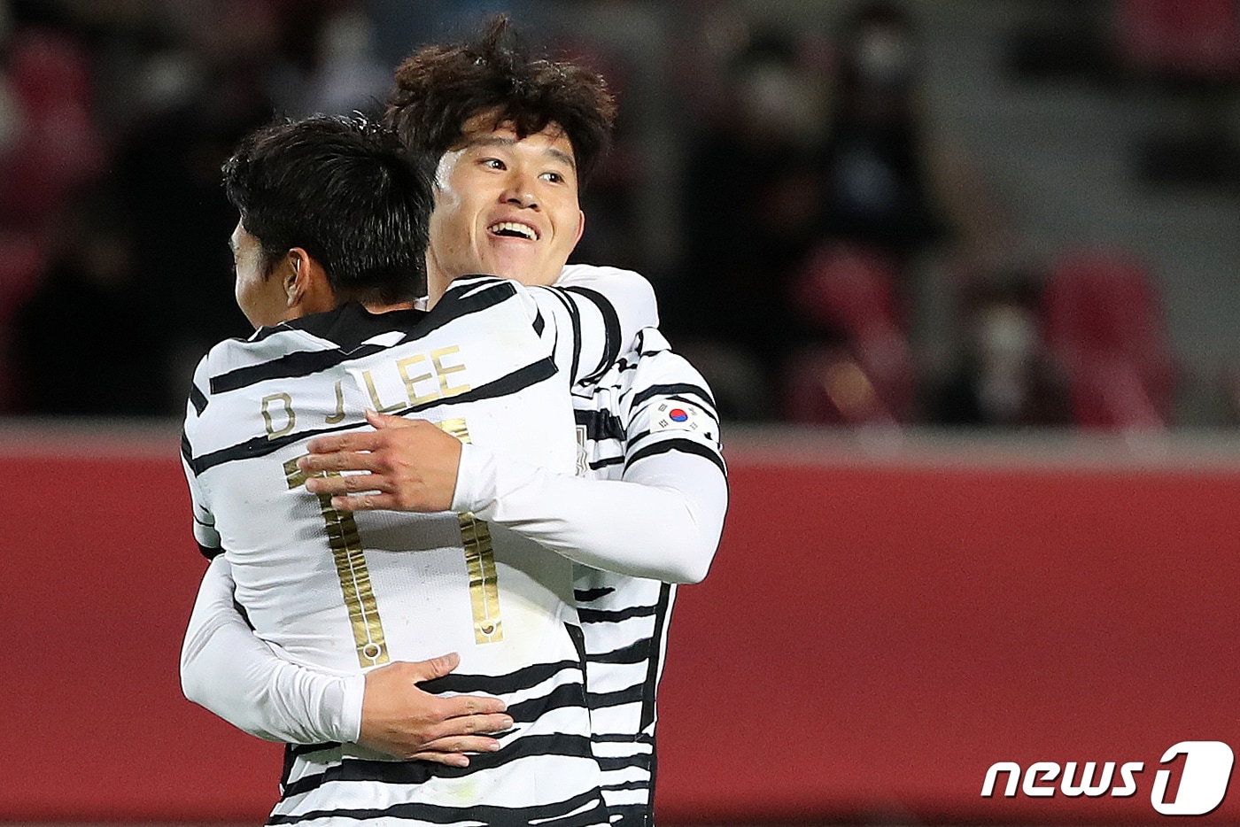 축구국가대표팀 이동경이 12일 오후 경기도 고양시 고양종합운동장에서 열린 '2020 하나은행컵 축구국가대표팀과 올림픽대표팀 친선경기' 2차전 경기에서 선제골을 성공시킨 뒤 이동준과 기쁨을 나누고 있다. 2020.10.12/뉴스1 ⓒ News1 민경석 기자