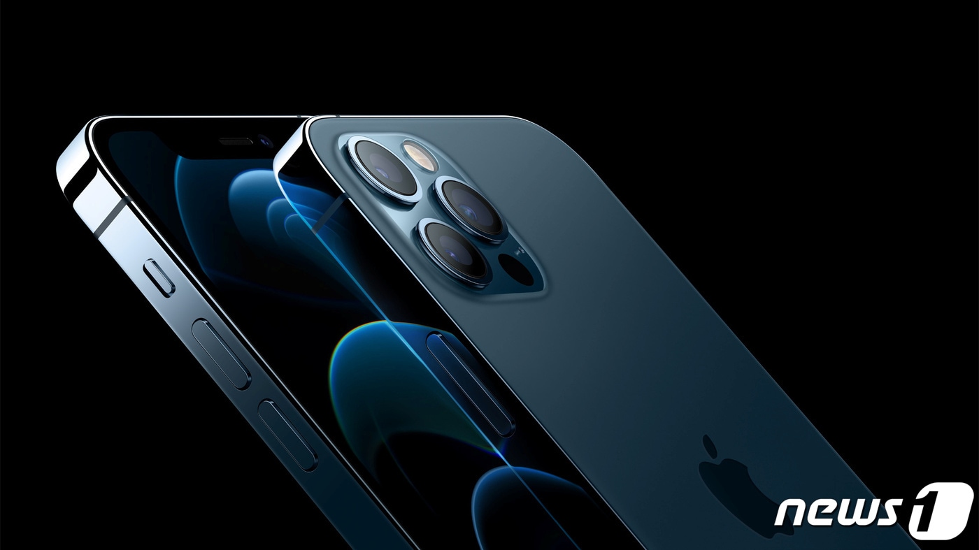 애플이 13일 공개한 아이폰12 프로. ⓒ 로이터=뉴스1