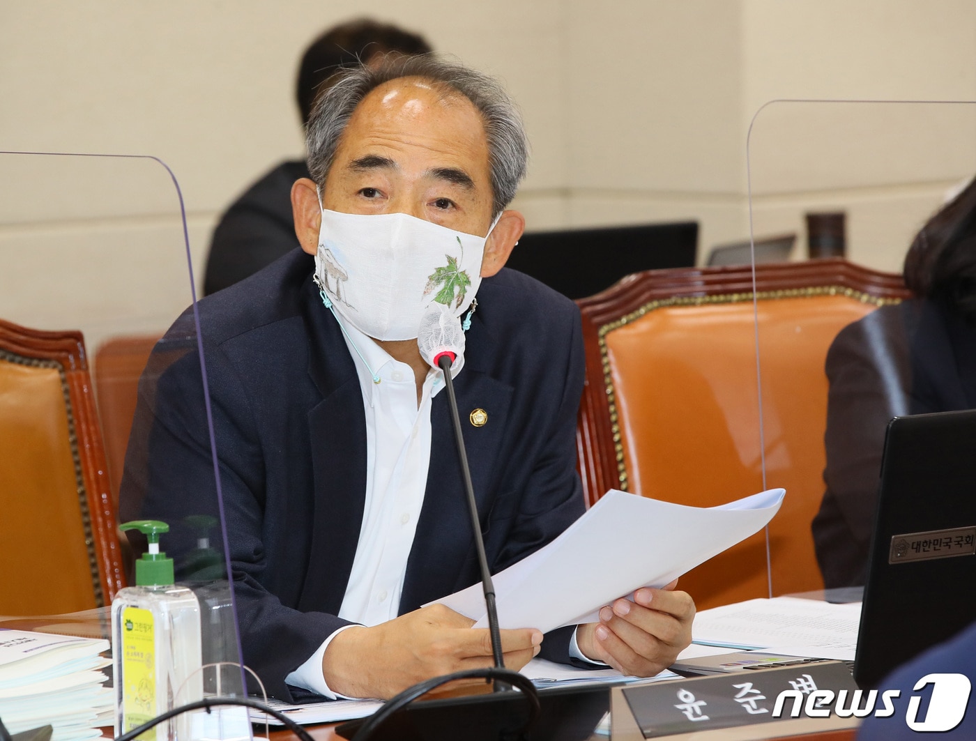 윤준병 더불어민주당 의원이 14일 서울 여의도 국회에서 열린 환경노동위원회의 중앙환경분쟁조정위원회·국립환경과학원 등에 대한 국정감사에서 질의하고 있다. 2020.10.14 /뉴스1 ⓒ News1 신웅수 기자