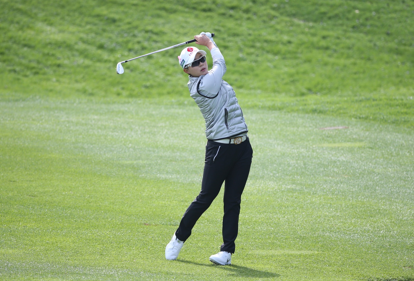 김효주가 15일 경기도 이천 블랙스톤 이천GC에서 열린 'KB금융 스타챔피언십' 1라운드 1번 홀에서 아이언샷하고 있다. (KLPGA 제공) 2020.10.15/뉴스1