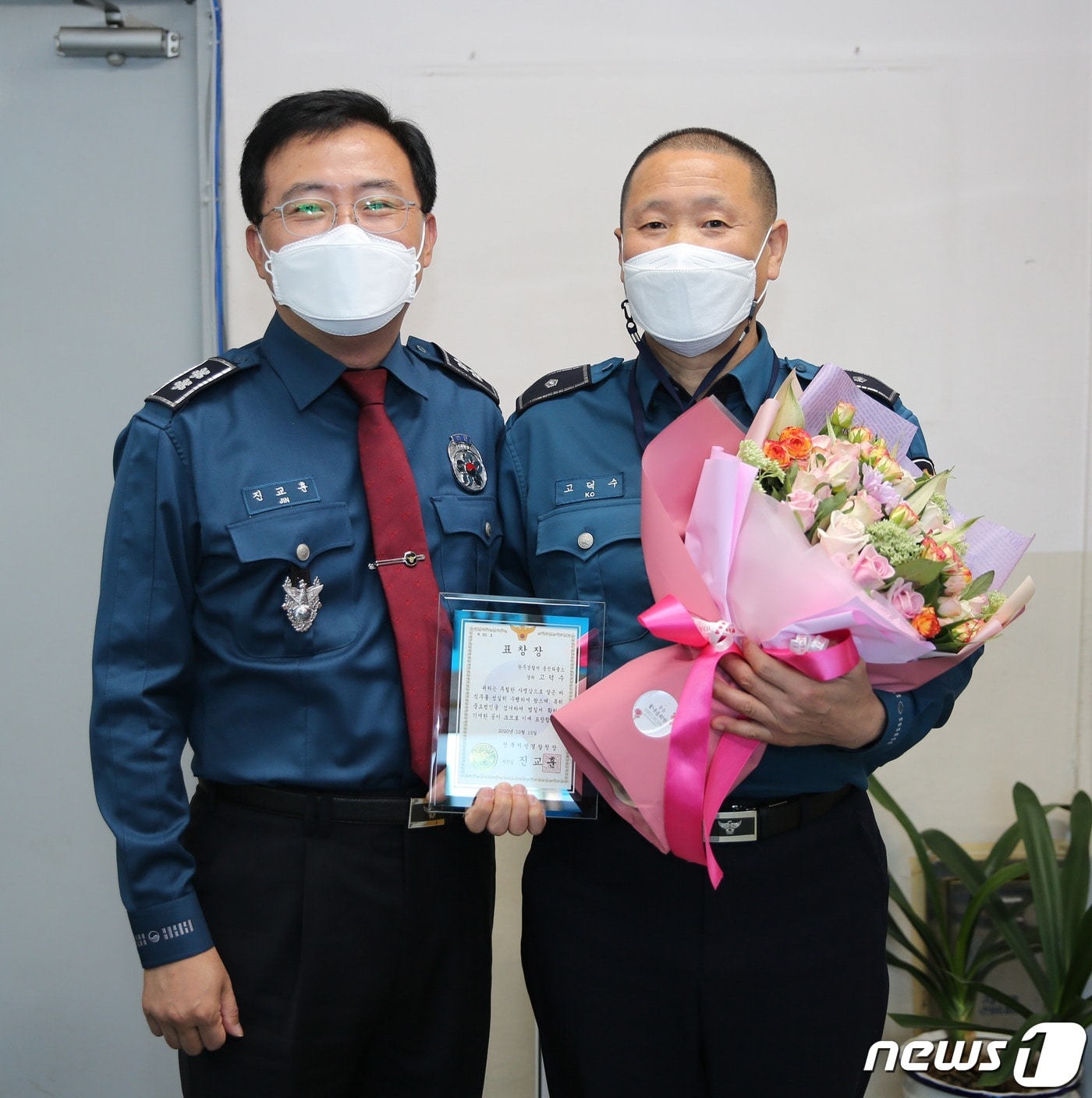 진교훈 전북경찰청장은 15일 완주경찰서 용진파출소 소속 고덕수 경위에게 농산물 절도범 검거 유공 표창을 수여했다.(전북경찰청 제공)2020.10.15 /ⓒ 뉴스1