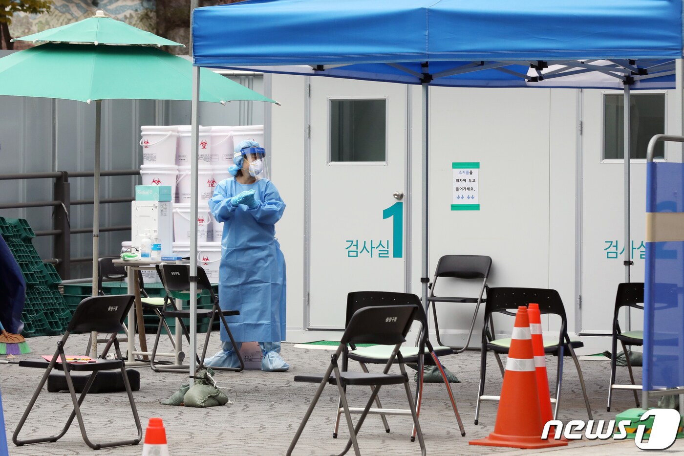 16일 오후 서울 중랑구 보건소에 마련된 신종 코로나바이러스 감염증(코로나19) 선별진료소가 한산하다. /뉴스1 ⓒ News1 황기선 기자